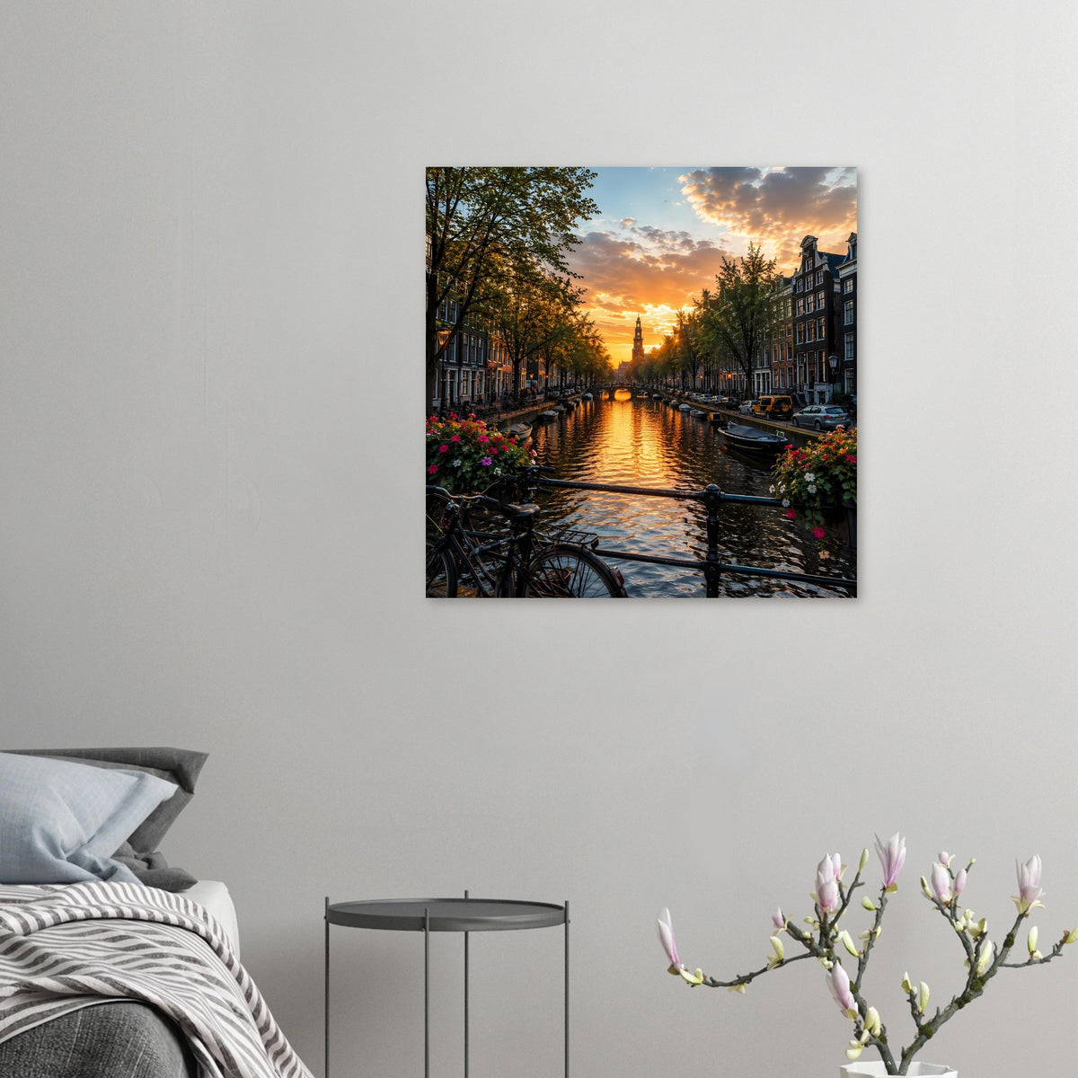 Kleines Kanalposter mit Sonnenuntergang: Grachten, Boote, Fahrräder und Blumen im Bild