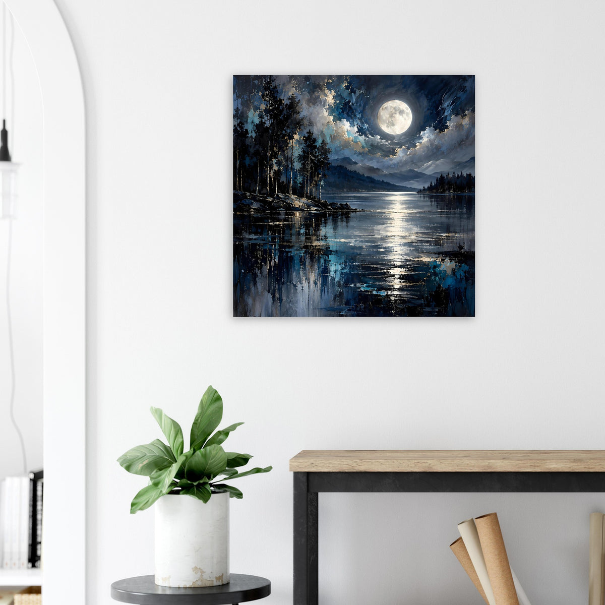 Quadratisches Poster mit Nachtszene: Mondlicht über Wasser, dunkler Wald am Ufer.