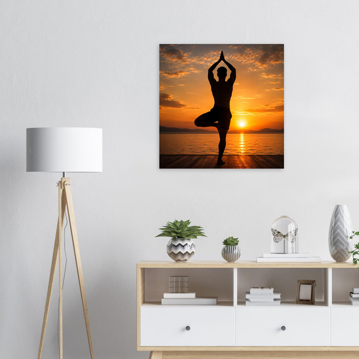 Yoga-Poster im schwarzen Rahmen: sitzende Meditationssilhouette vor Sonnenuntergang am Meer