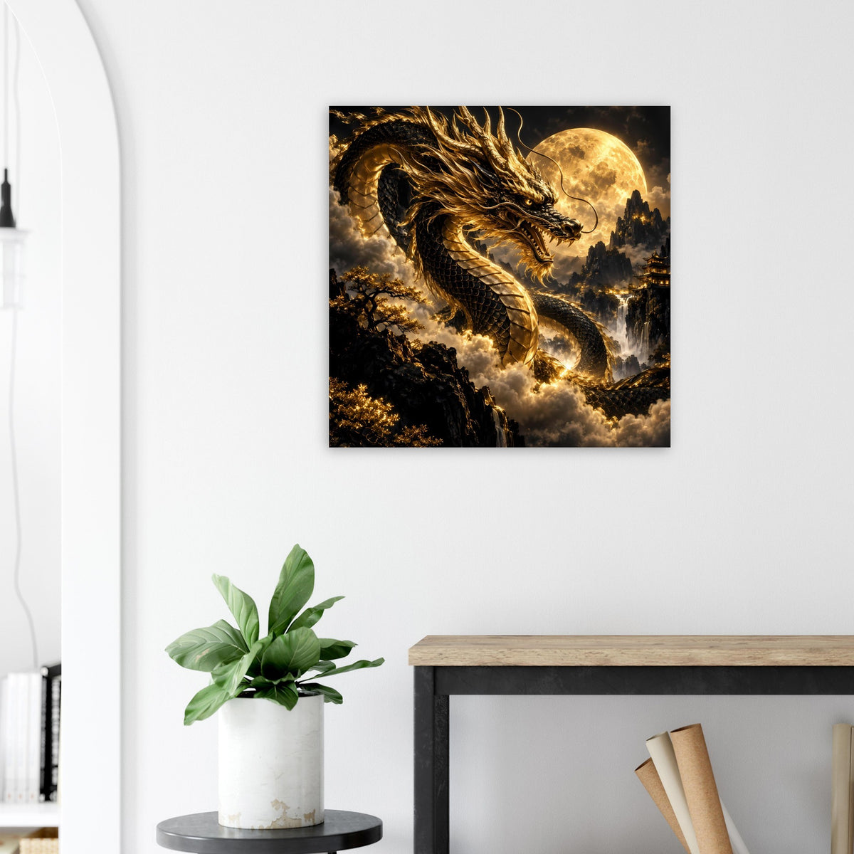 Drachenposter mit goldener Drachenzeichnung und Vollmond über dunklem, nebligem Wald