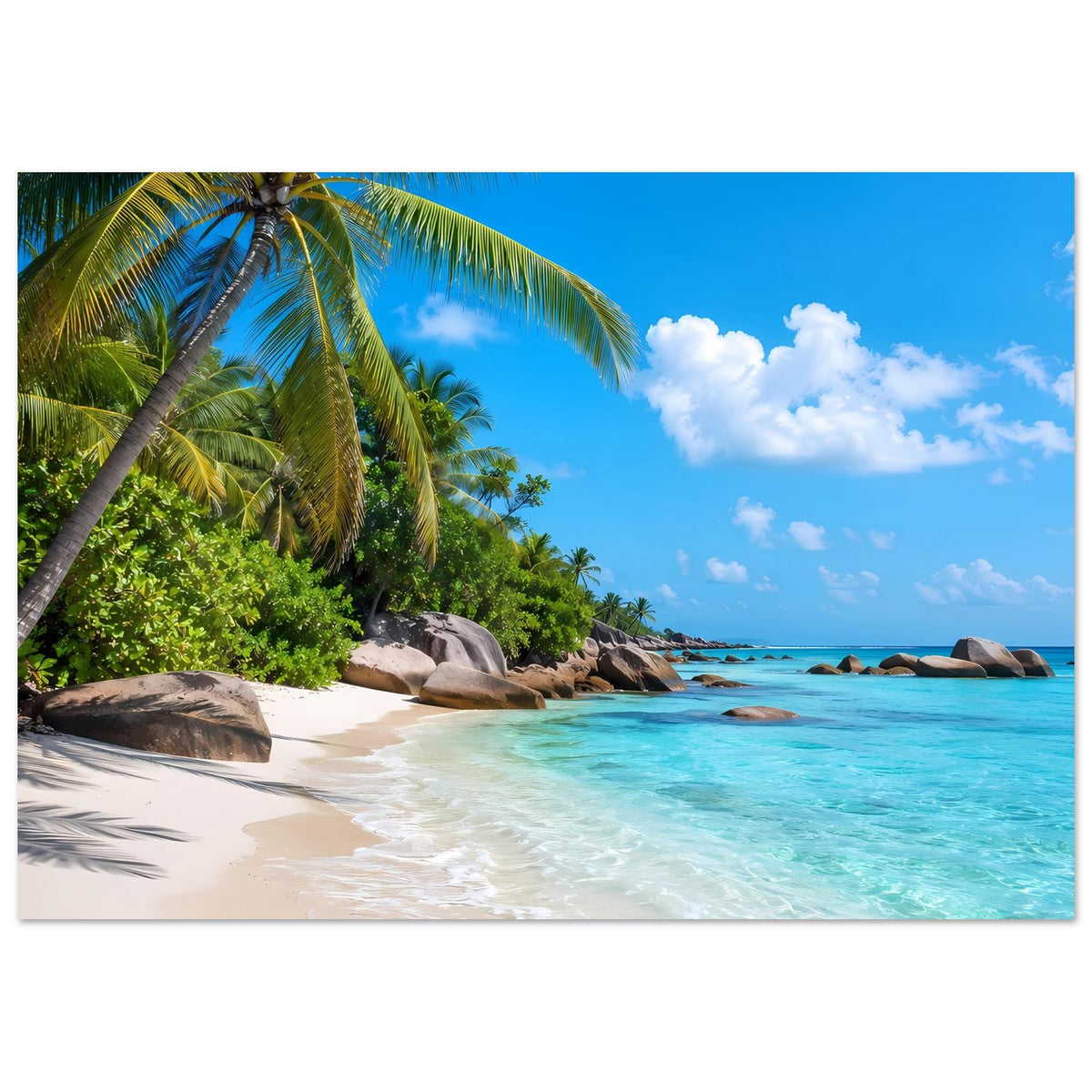 Horizontales Strand-Poster mit Palmen, blauem Himmel, türkisblauem Meer und Sand.