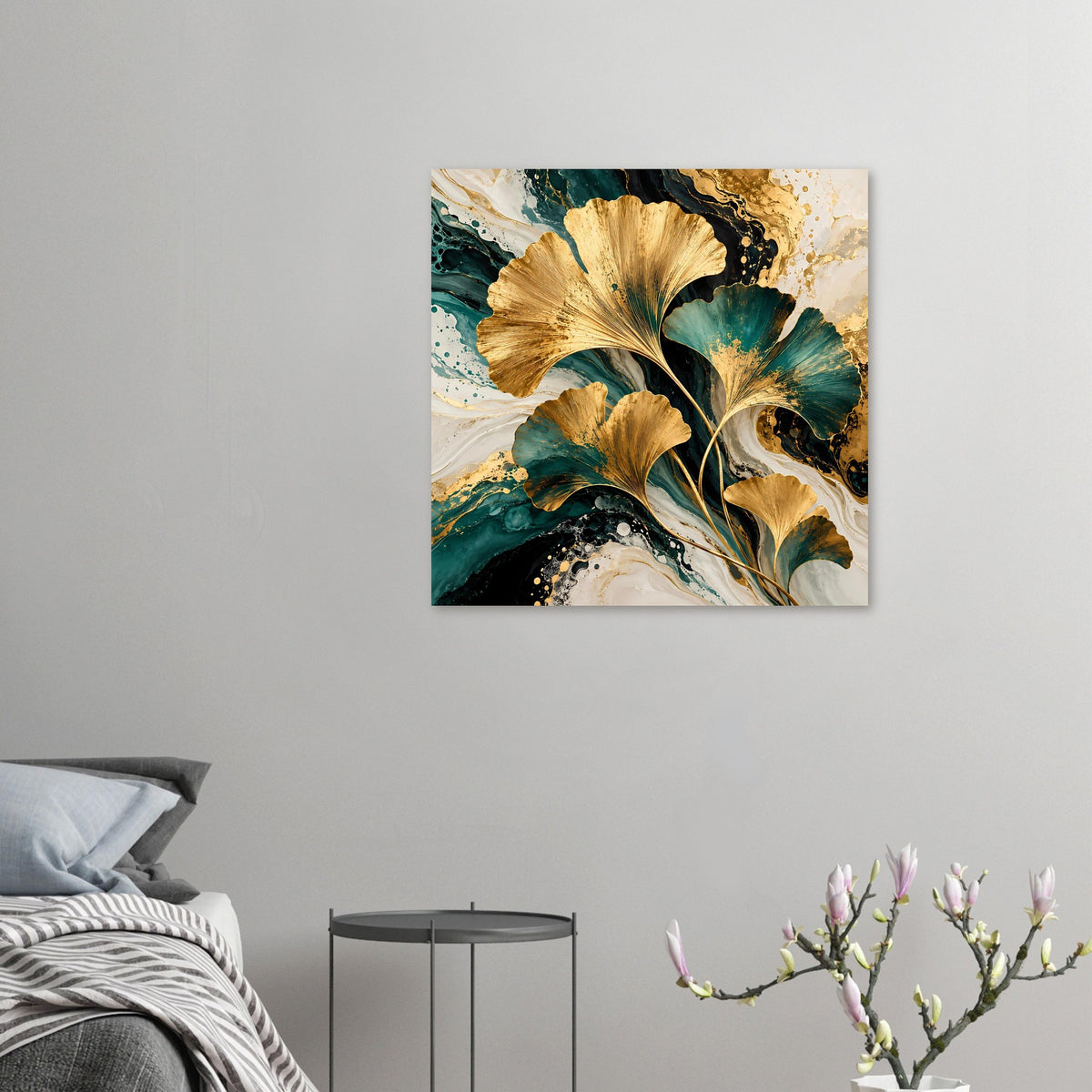 Kleines Naturposter mit goldenen Ginkgo-Blättern auf türkis-grünem Abstrakt mit Goldakzenten