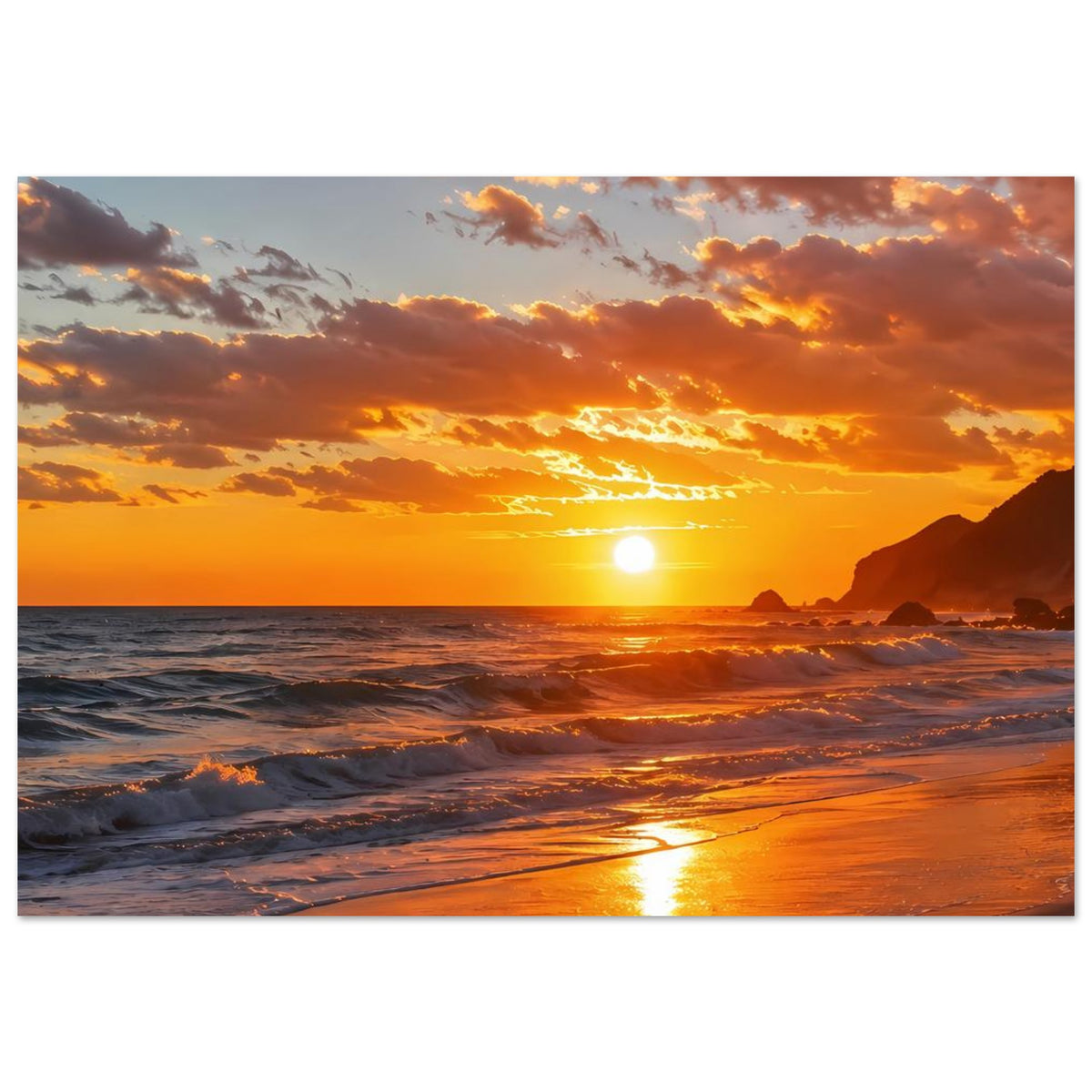 Poster im Querformat mit Sonnenuntergang am Strand: Sonne über dem Meer, Wellenlinien und orange Reflexe.