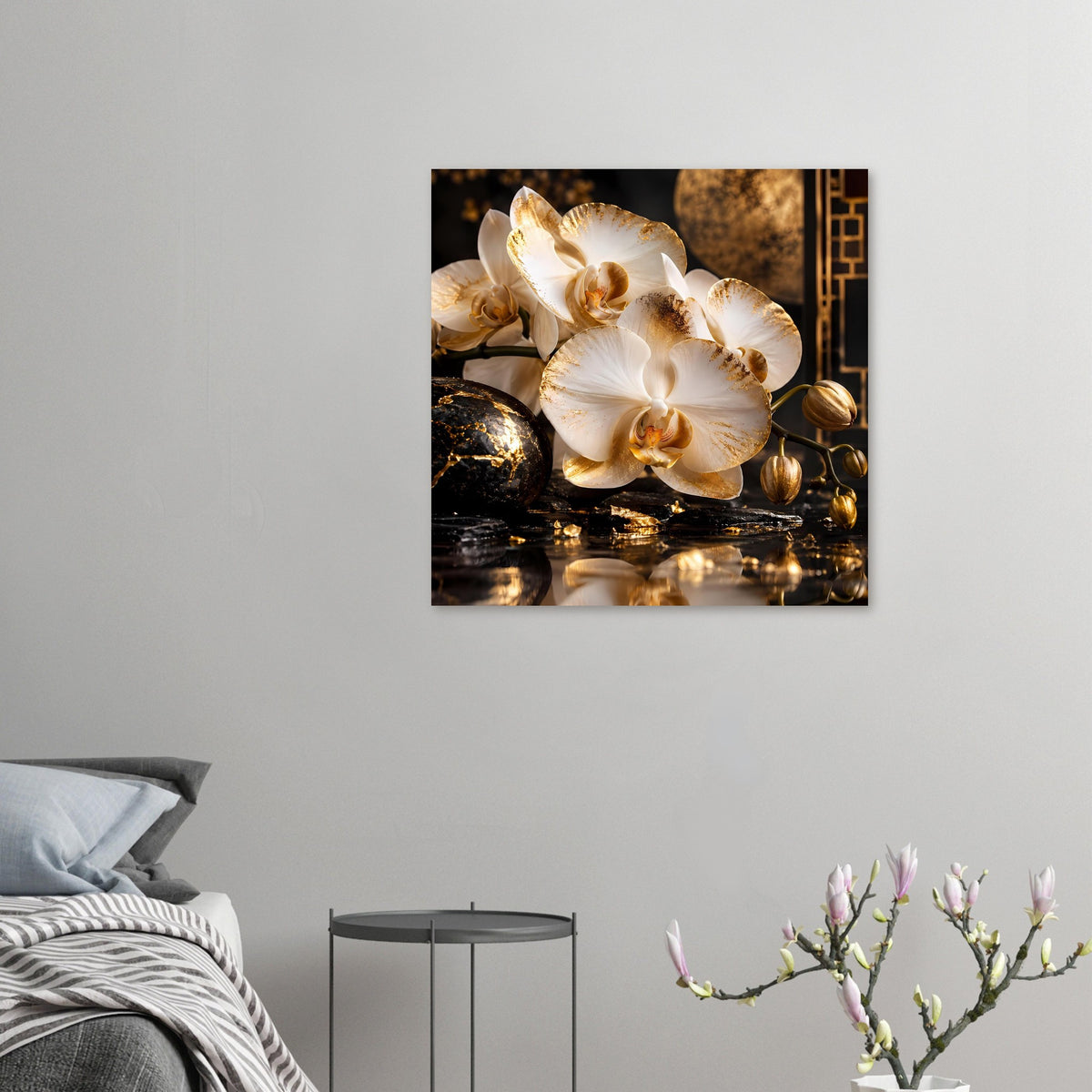 Wandposter mit weißen Orchideenblüten und goldenen Akzenten, im Bild zentriert