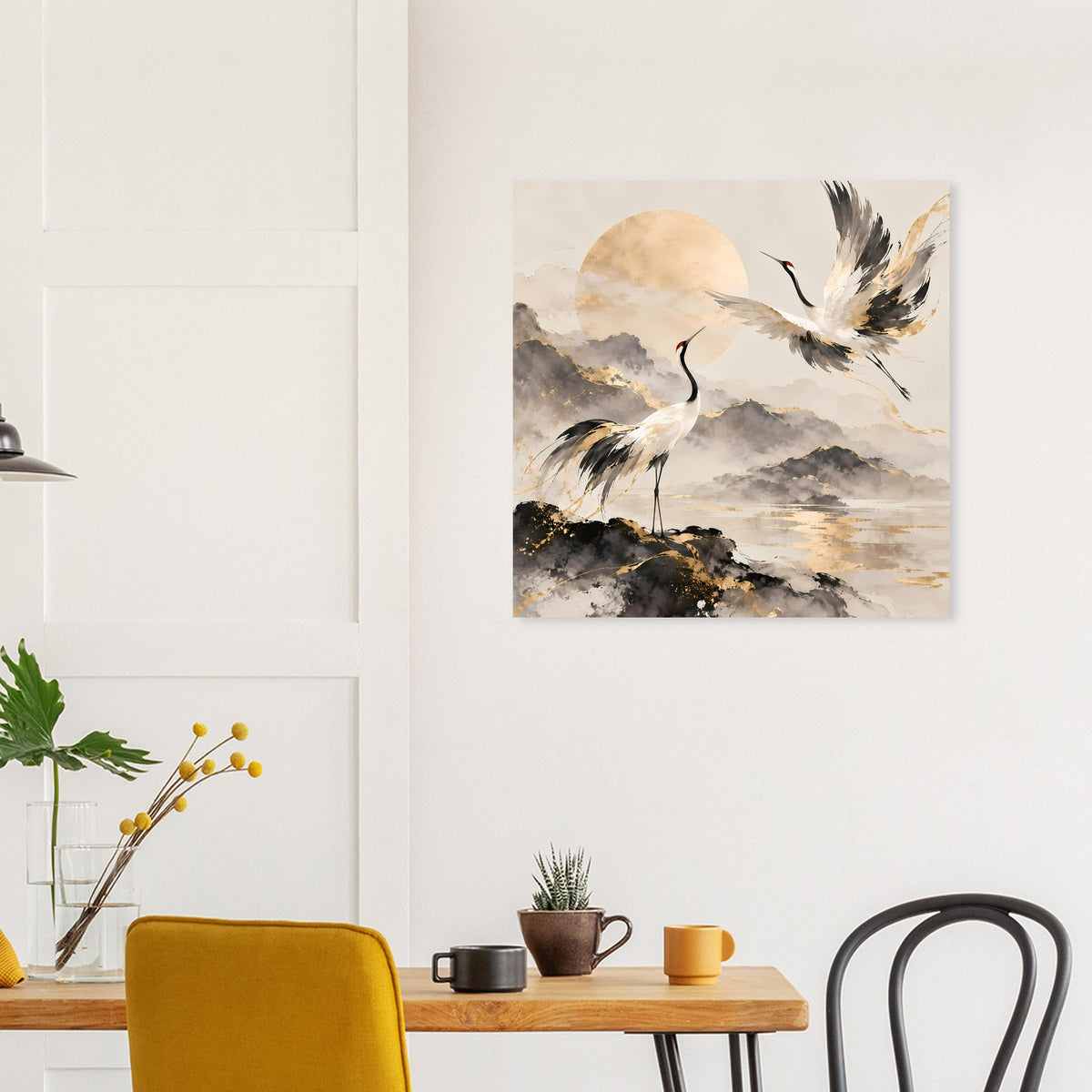 Wandposter mit fliegendem Kranich über dunkler Landschaft, Aquarell in Gold- und Grautönen
