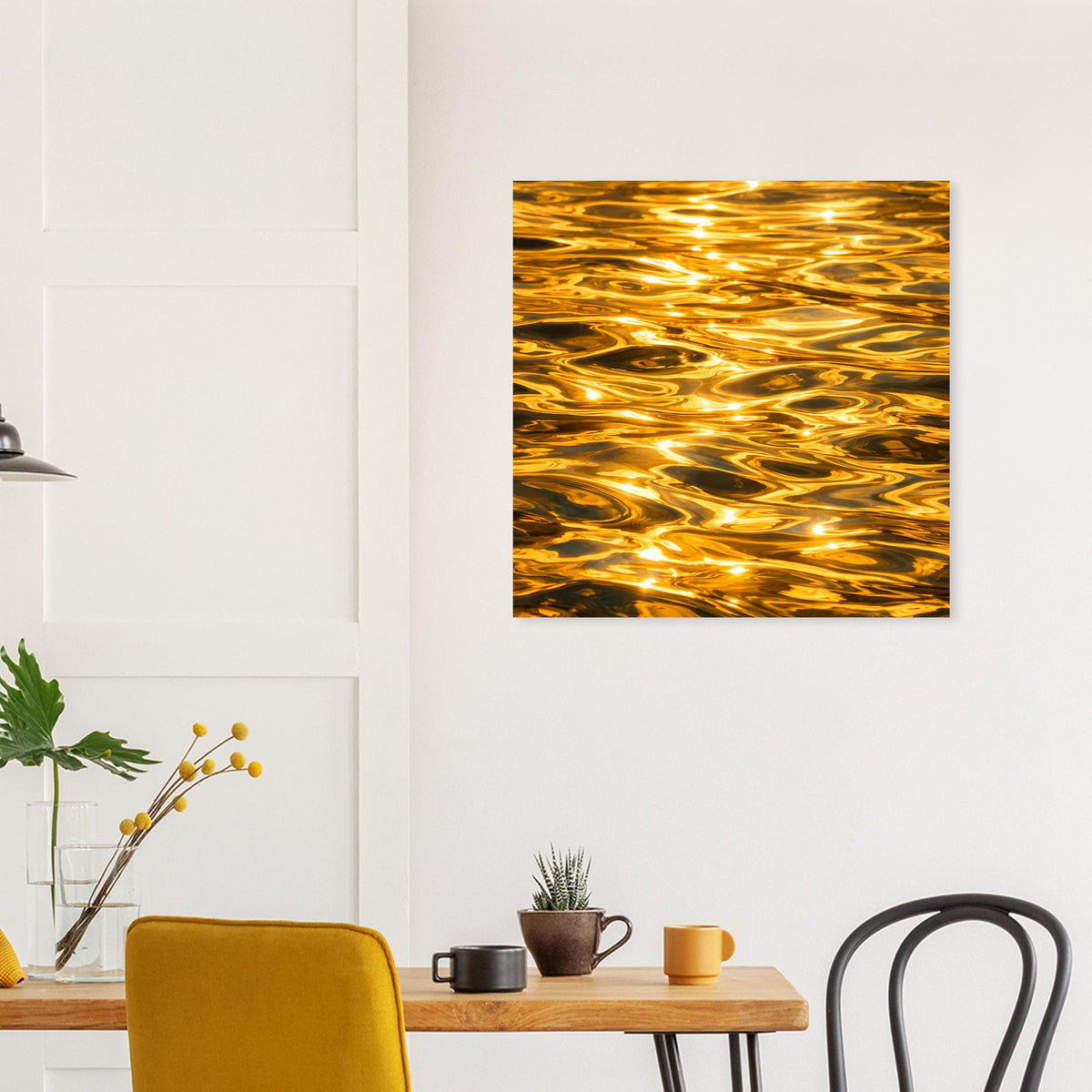 Quadratisches Poster mit goldfarbenen Wellenlinien auf dunkler Fläche, matt gedruckt