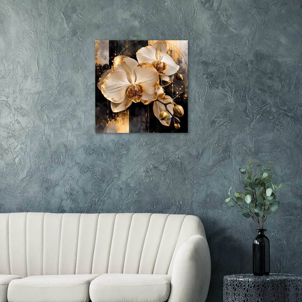 Orchideenposter mit cremeweißen Orchideen und goldfarbenen Zweigen vor dunklem Verlauf