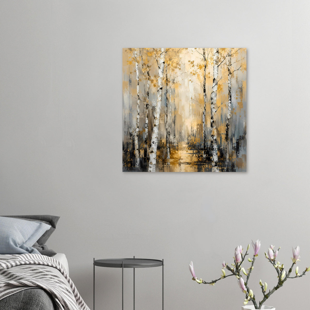 Kleines Poster mit Birkenwald-Motiv in Gold-Grau auf heller Wand