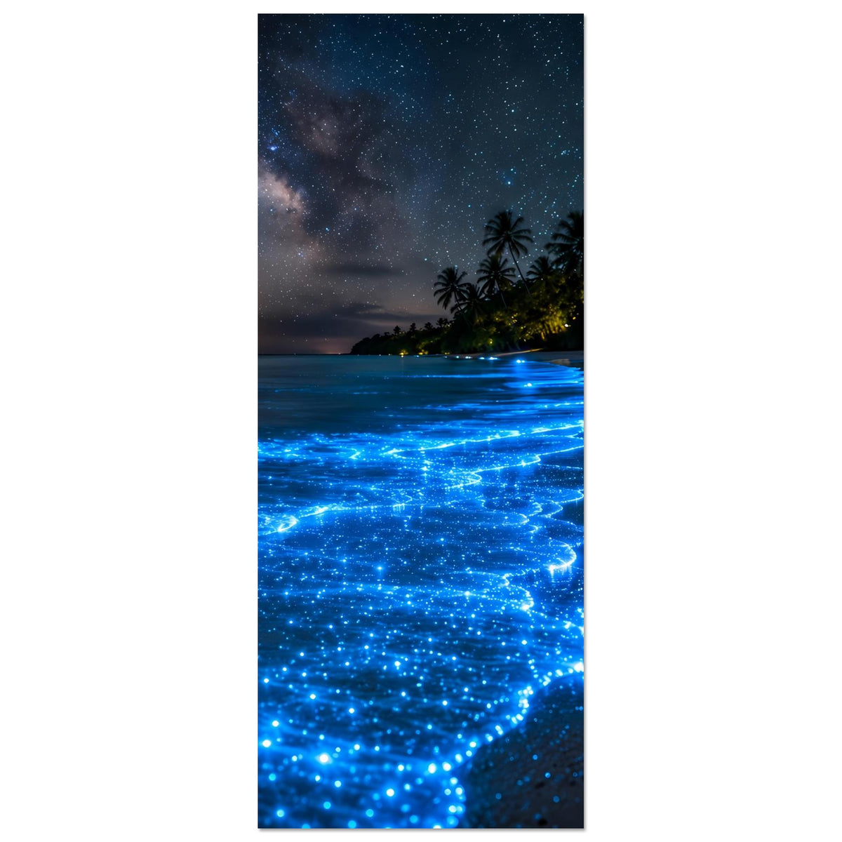 Biolumineszenz-Strandposter (vertikal) mit blau leuchtender Uferlinie im Nachtbild