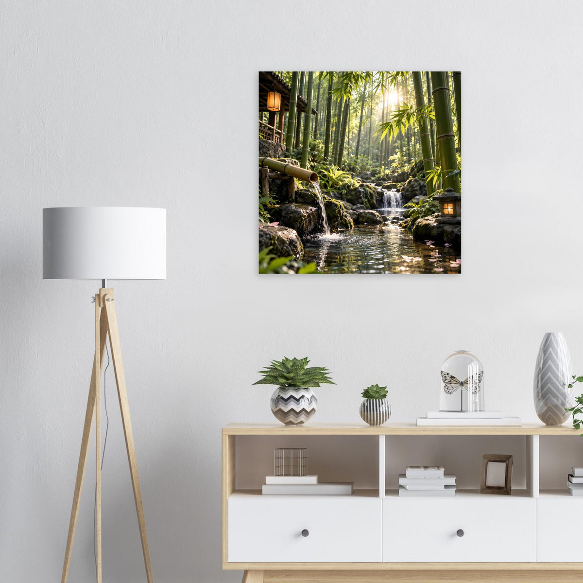Quadratisches Wandposter mit Bambuswald-Wasserfall, sanft fließendes Wasser im Tal