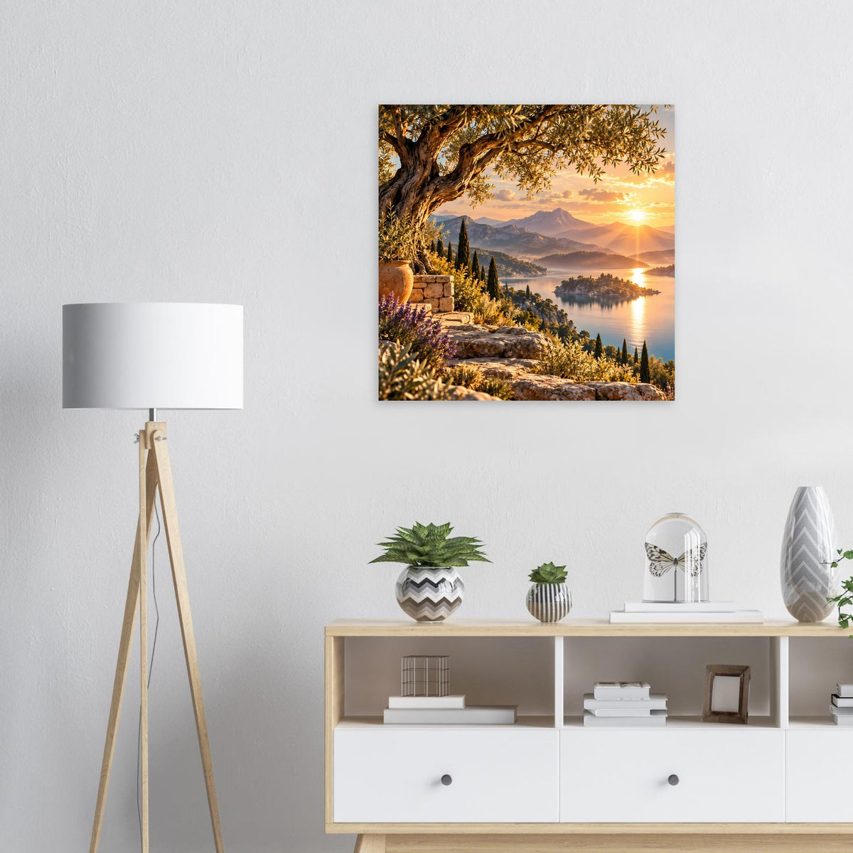 Quadratisches Wandposter mit Sonnenuntergang über See und Hügeln, warmes Abendlicht