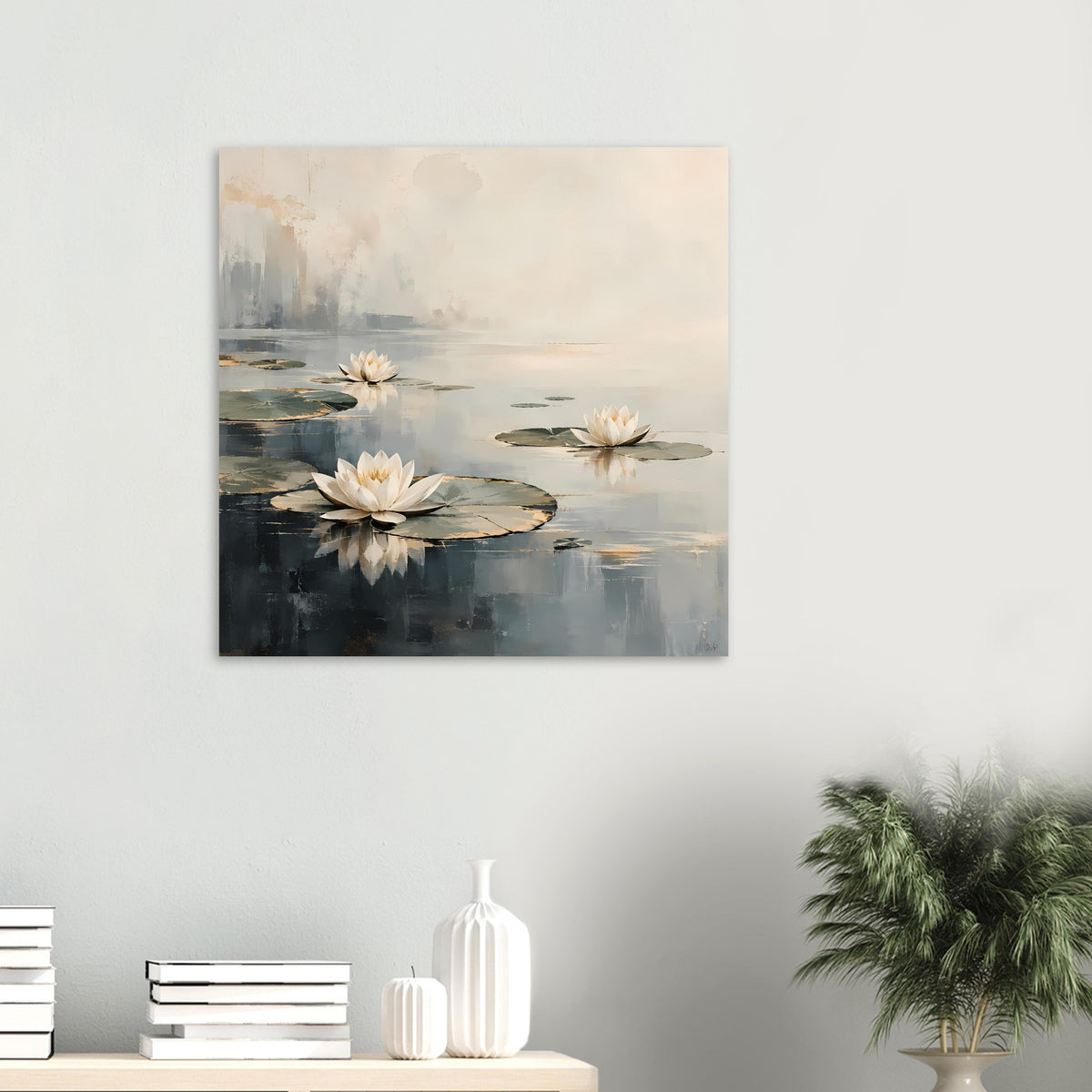 Quadratisches Poster: weiße Seerosenblüten und Spiegelung im Wasser in neutralen Tönen