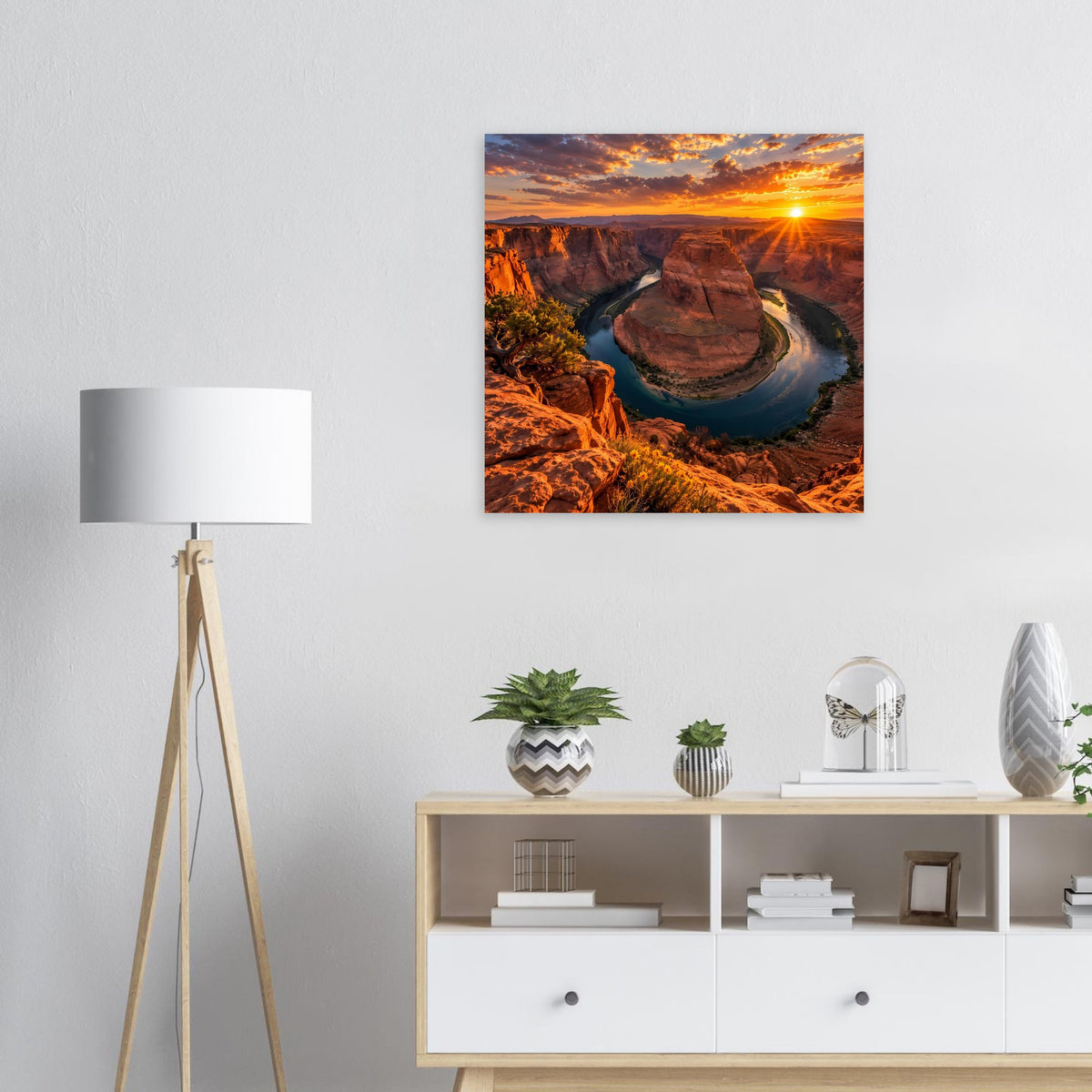 Quadratisches Poster mit Canyon-Sonnenuntergang, blauem Fluss und Felsbogen in Rotorange