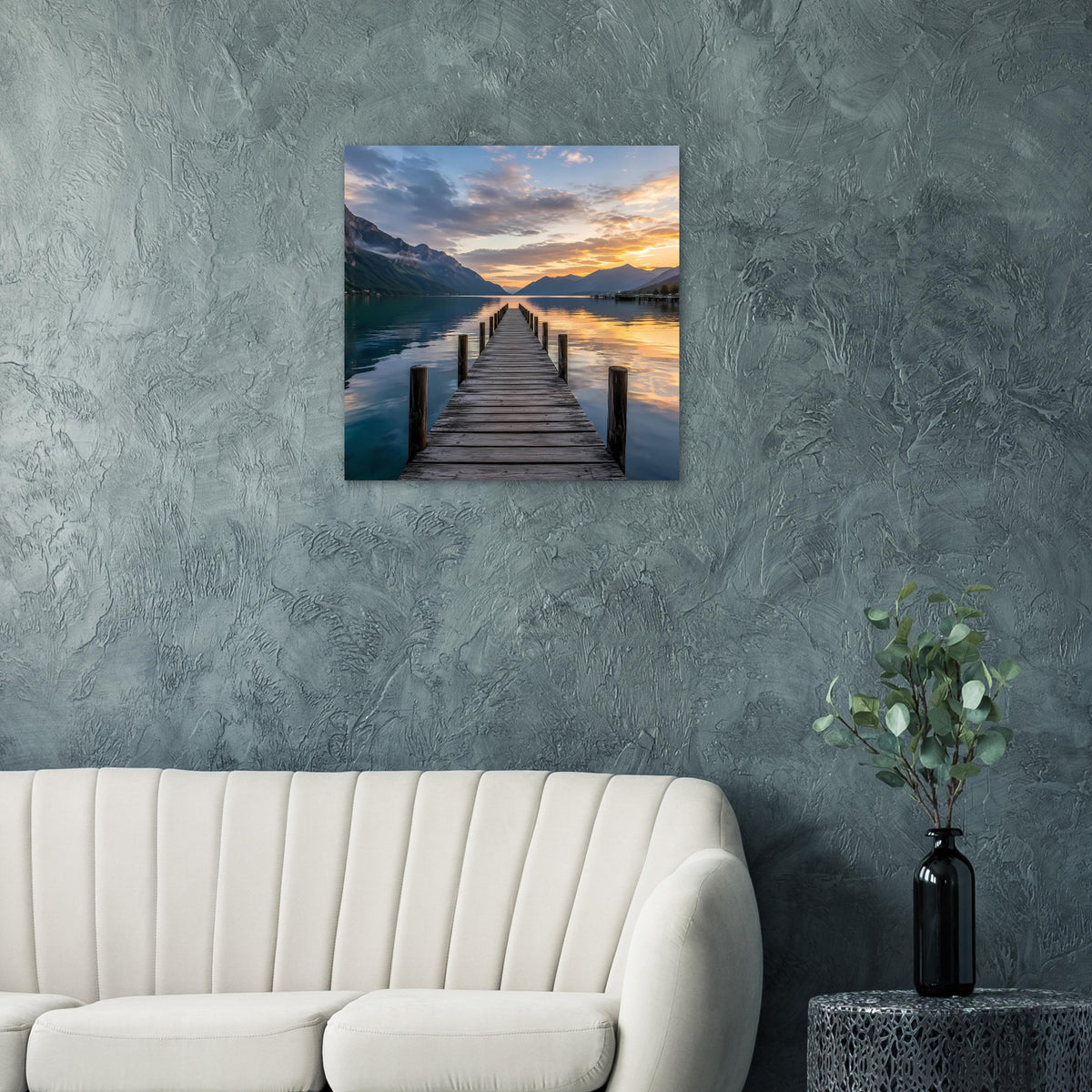 Quadratisches Poster: Holzsteg im Abendlicht mit Spiegelung auf dem See