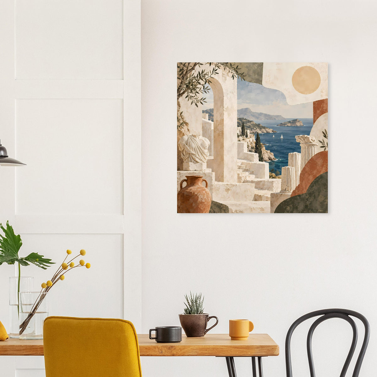 Mediterranes Poster: Säulen, Berge und Meer, mit Terrakotta-Akten und Vase im Vordergrund
