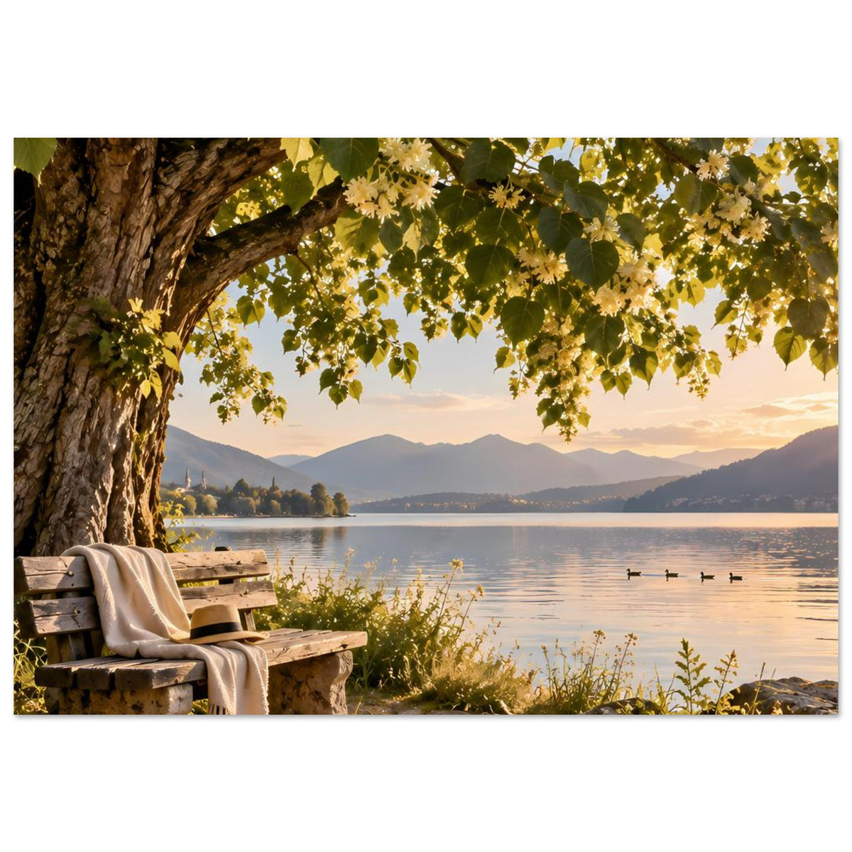 Landschafts-Porträtposter: Baum am Ufer, Sitzbank, Schilf am Rand, See mit Enten und Berge