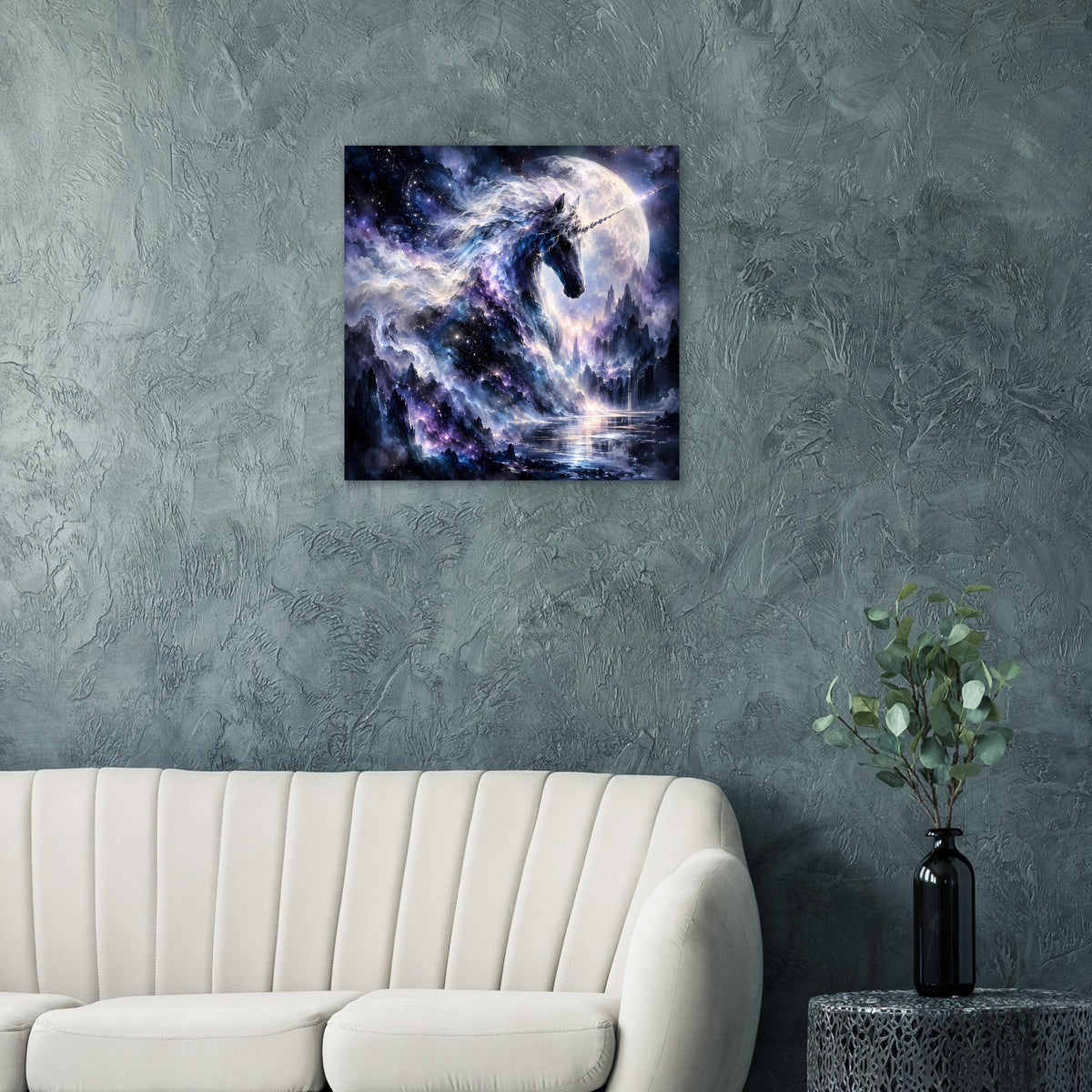 Quadratisches Einhorn-Weltraum-Poster an grauer Wand, Mond, Sterne und violetter Nebel