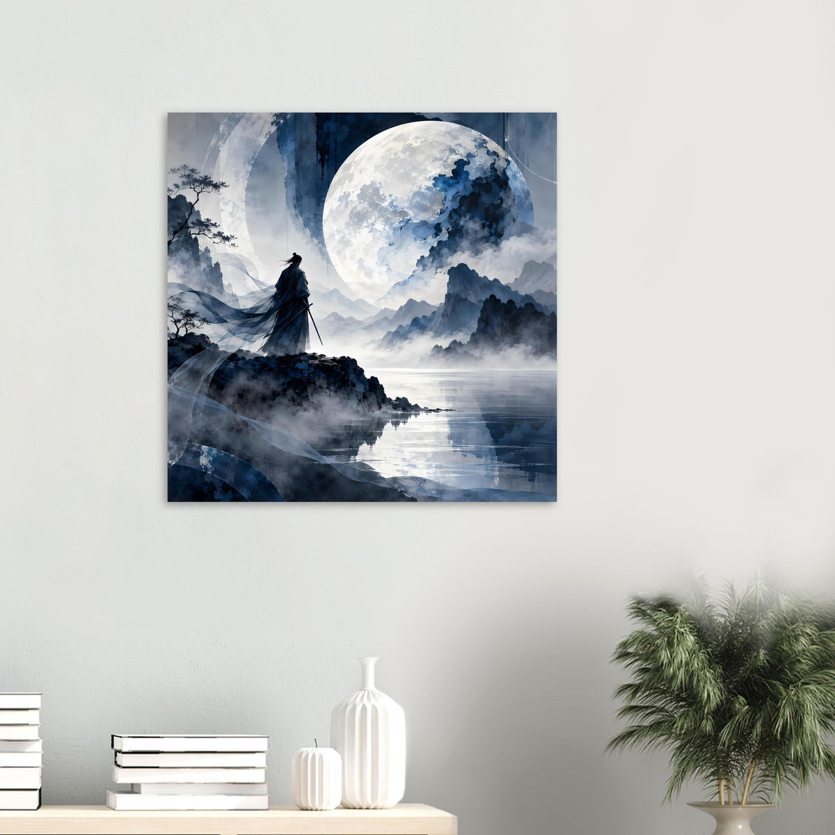 Kleines Poster an der Wand mit Mondschein, Bergnebel, Wasserreflexion und Samurai im Umhang.