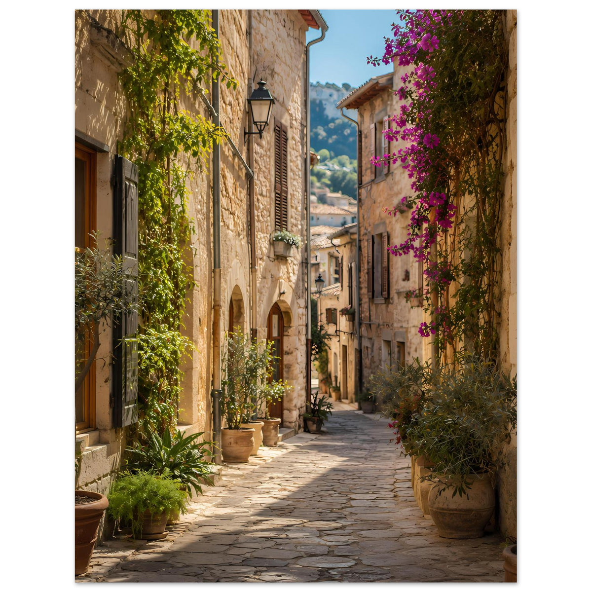 Mediterranes Poster in Hochformat: schmale Gasse mit Grünpflanzen in Töpfen und lila Blüten
