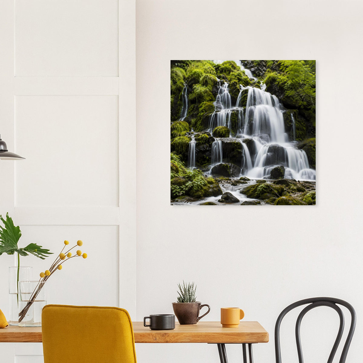 Wasserfall-Poster: breite Kaskade über Felsen und Moos in kräftigen Grüntönen.