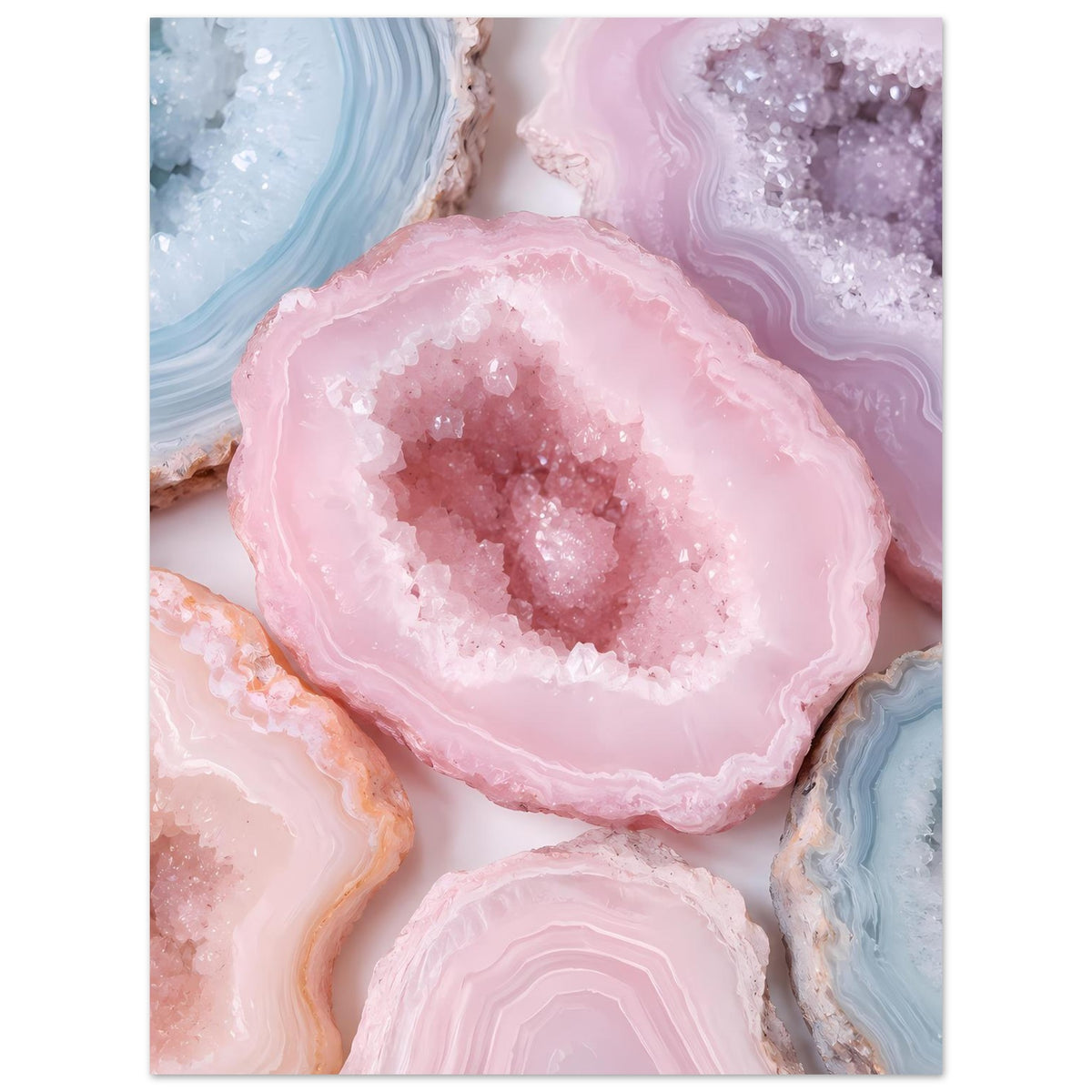Vertikales Poster mit rosa Kristallgeode und pastellblauen sowie violetten Gesteinsrändern