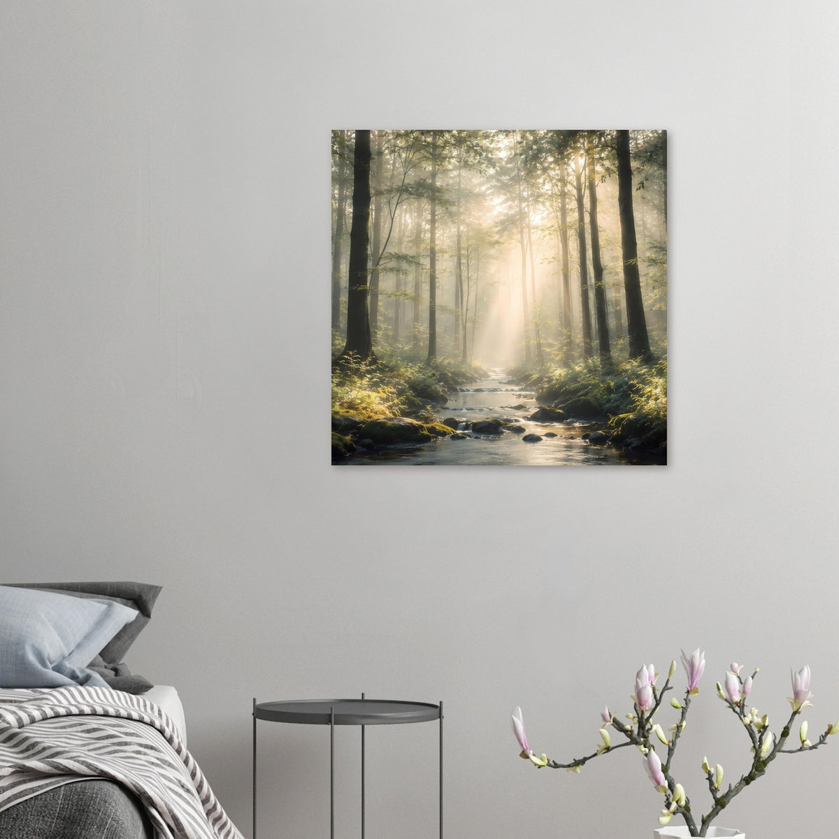 Naturposter im Querformat mit Waldlichtstrahlen und Bach durch moosige Landschaft