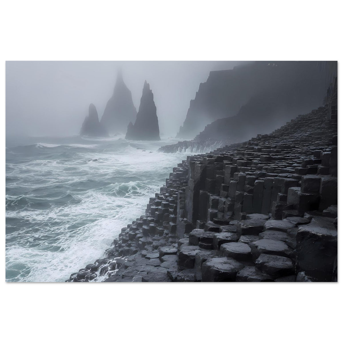Basalt-Foto-Poster im Querformat: Sechskantsäulen aus Basalt, raues Meer im Nebel