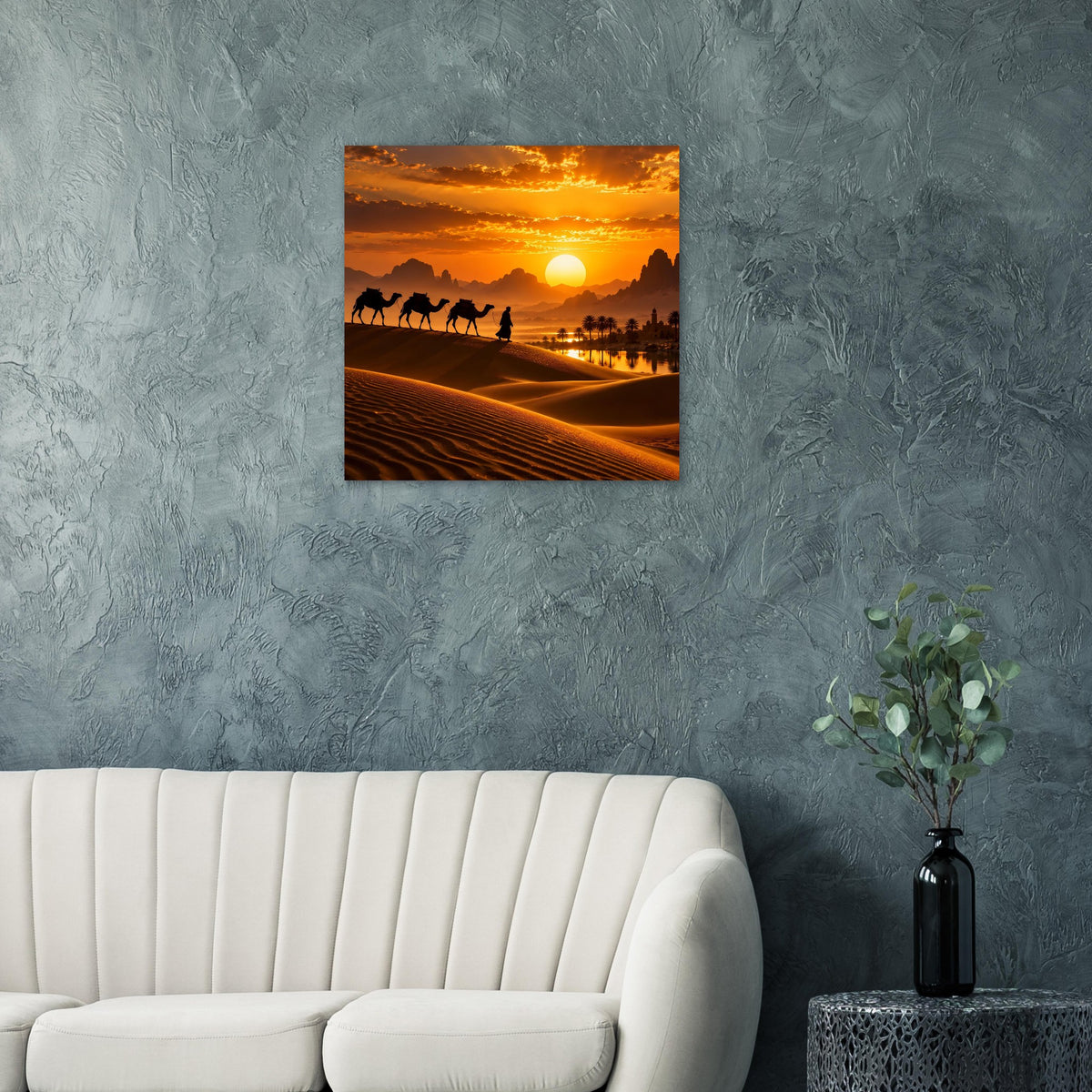 Quadratisches Poster mit Wüstenkarawane im Vordergrund bei Sonnenuntergang