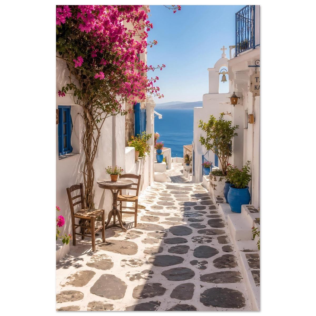 Mediterranes Poster, hochformatig: sonnige Gasse mit blauen Türen und pinken Bougainvillea