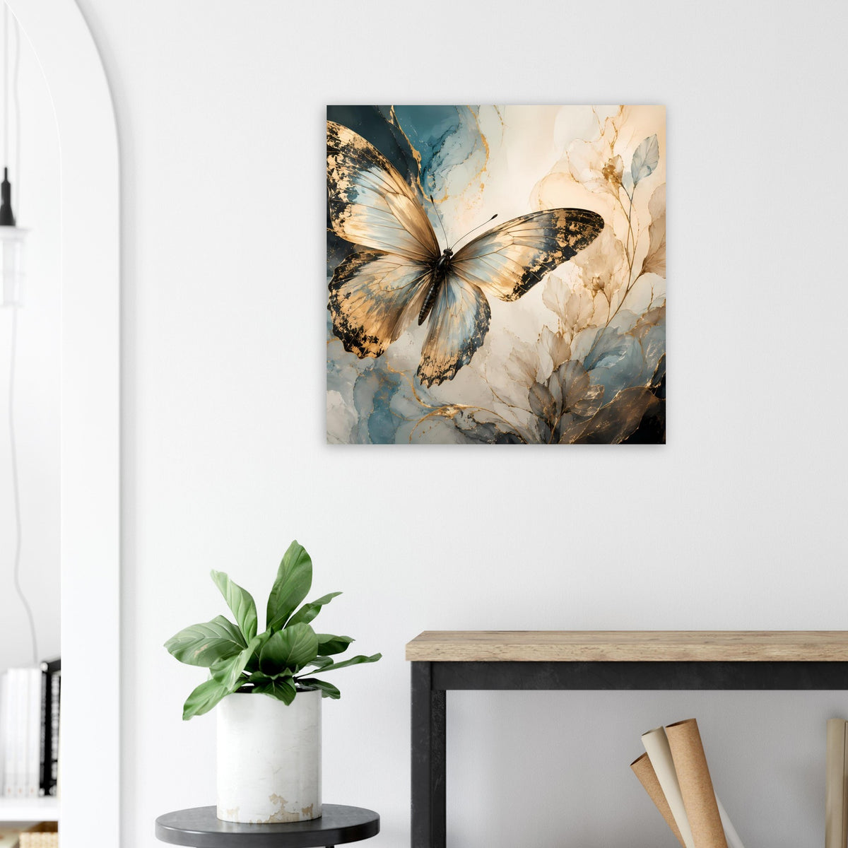 Kunstposter mit Schmetterling in Blau und Gold, beiger Hintergrund mit Blumen, quadratisch
