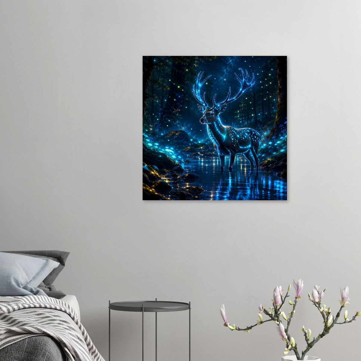 Leuchtendes Hirsch-Poster im Querformat an der Wand, blaues Geweih, kleiner Druck
