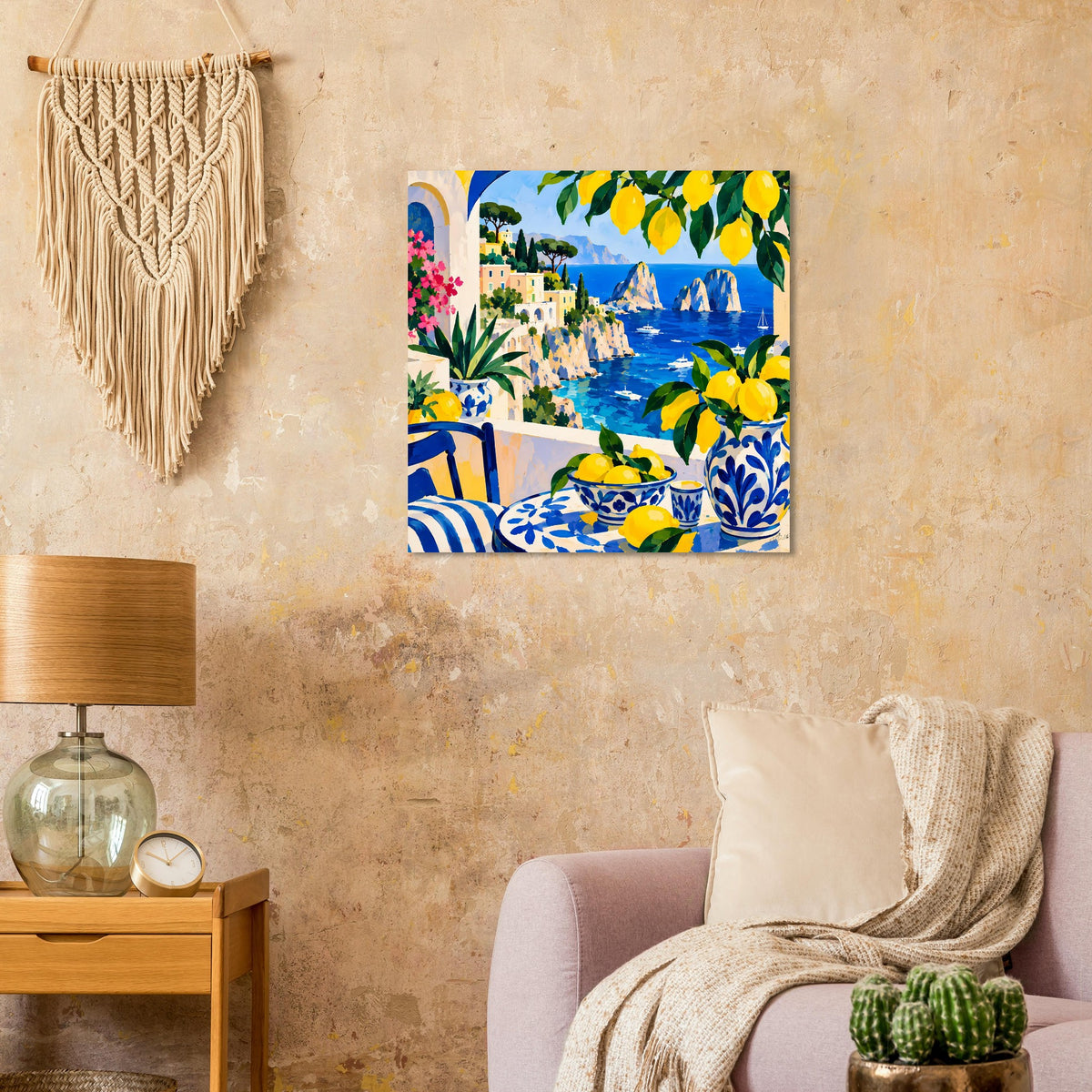 Gerahmtes Poster mit mediterraner Terrasse am Meer, gelbe Zitronen und blau-weiße Keramik