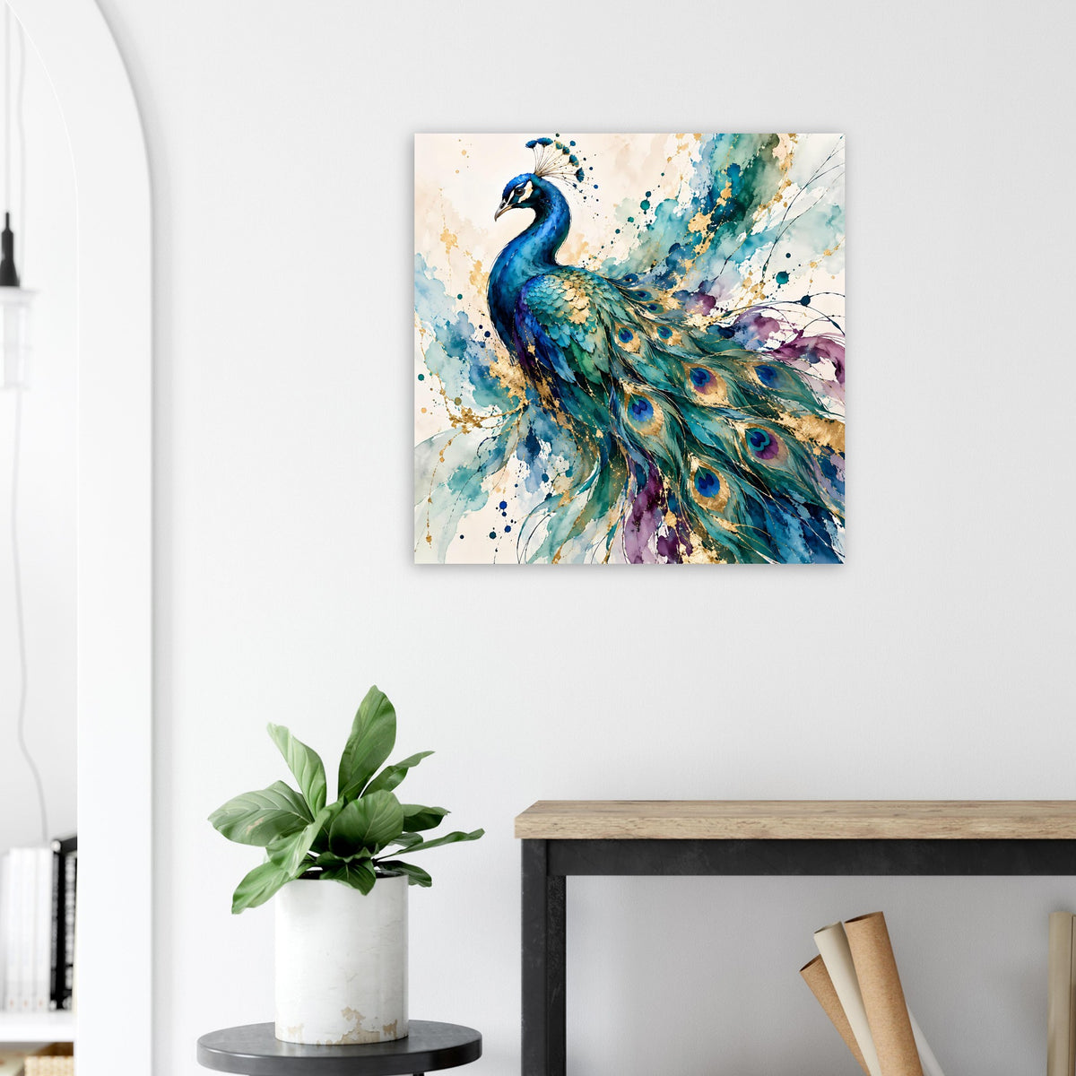 Aquarell-Poster mit Pfau in Blau und Grün, goldene Akzente und violette Schattierungen