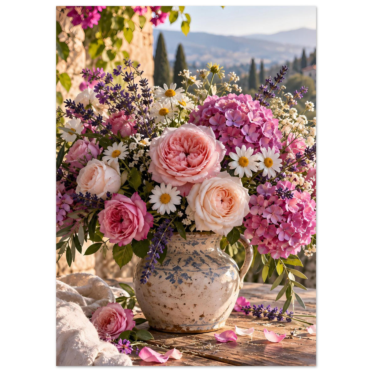 Blumenposter mit üppigem Blütenstrauß in Keramikvase auf Holztisch