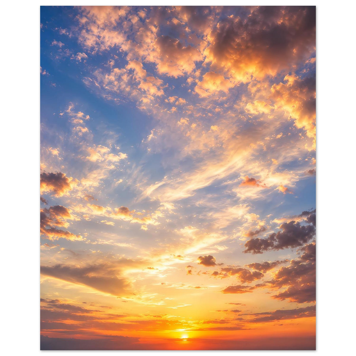 Poster im Hochformat mit Sonnenuntergangssonne am Horizont, warme Wolken und blauer Himmel.