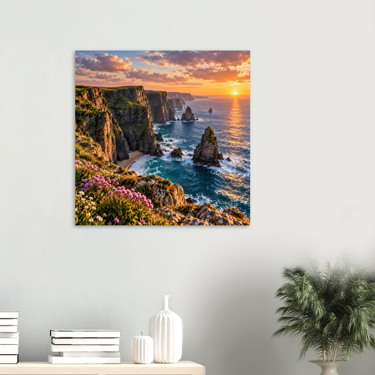 Kleines quadratisches Poster: Küstenklippen am Meer, orange Sonnenuntergang und pinke Blumen