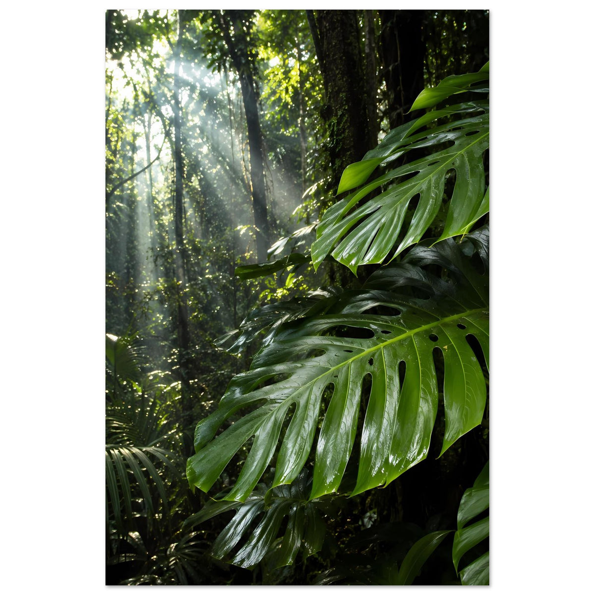 Dschungel-Poster im Hochformat mit grünen Blättern und Licht durch die Bäume