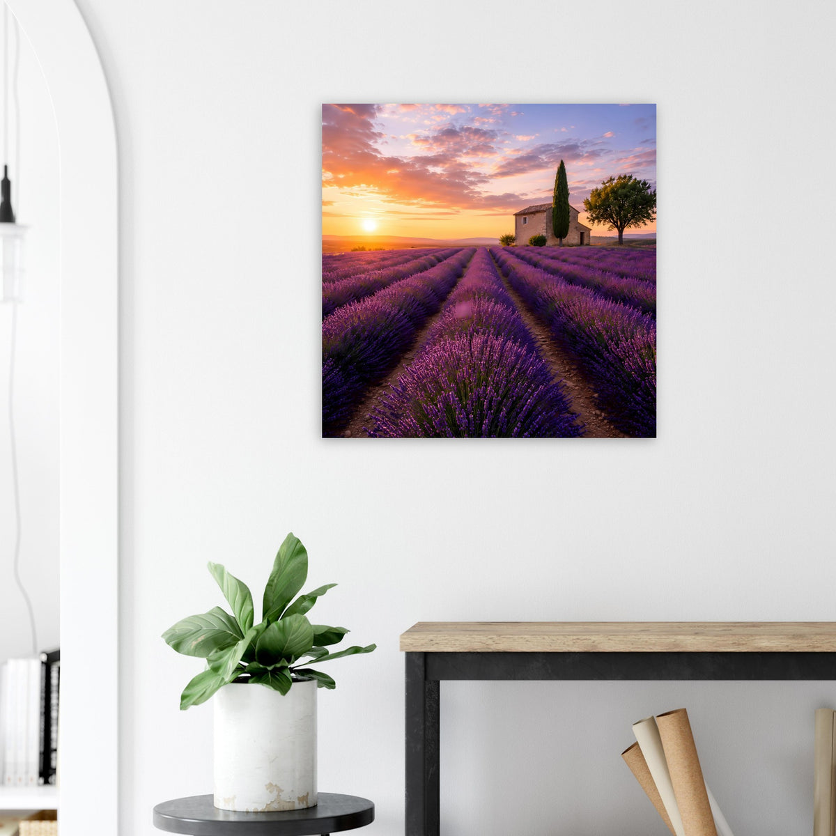 Quadratisches Poster: lila Lavendelfeld im Sonnenuntergang mit Zypressen und Kapelle