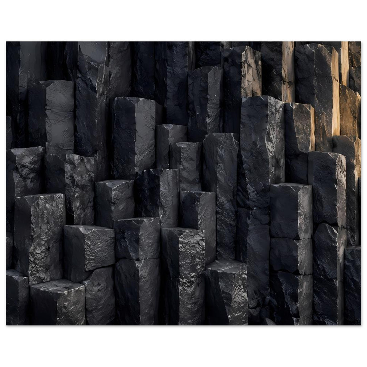 Naturposter mit dunklen Basaltsäulen und geometrischer Felsstruktur, leicht goldene Akzente rechts