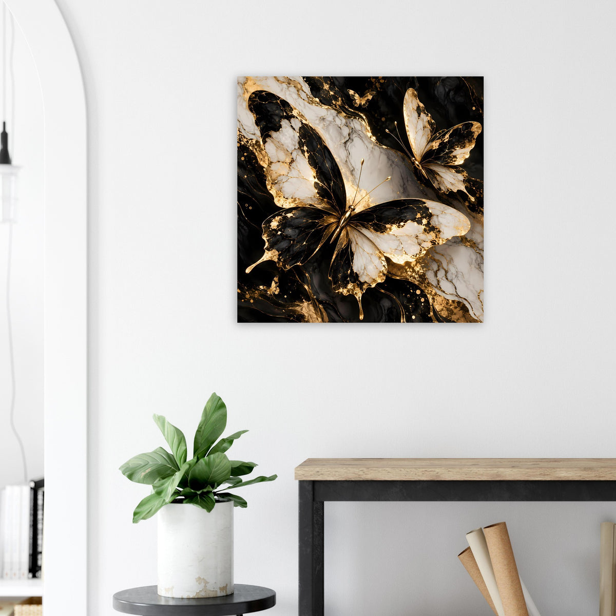 Quadratisches Poster mit Schmetterling in Dunkel, Goldakzenten und marmorierten Beitönen