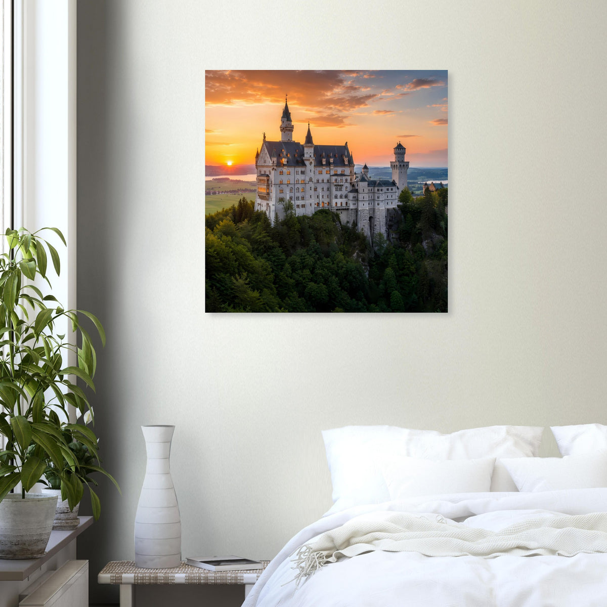Poster mit Schlossmotiv bei Sonnenuntergang über dunklem Wald, zentral an Wand.