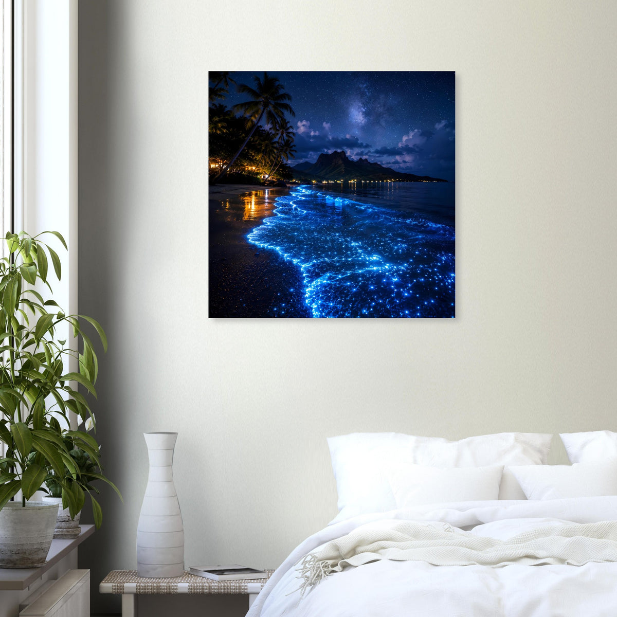 Quadratisches Wandposter mit blauem Leuchten entlang der Küste bei Nacht