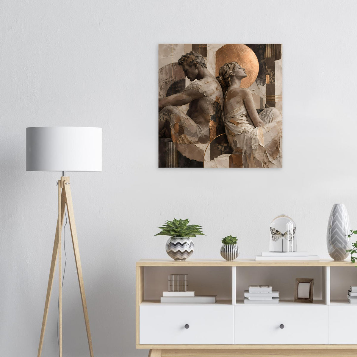 Quadratisches Kunstposter mit Paar-Skulpturenmotiv in warmen Erdtönen, texturiert