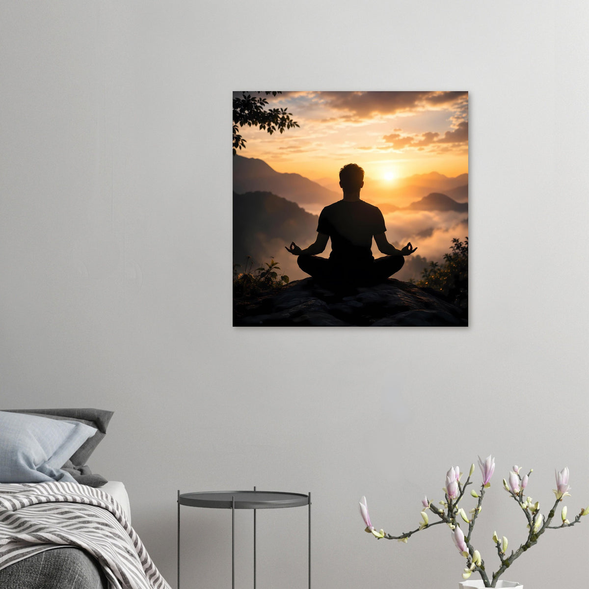 Quadratisches Poster mit Meditationssilhouette beim Sonnenuntergang und bergiger Landschaft