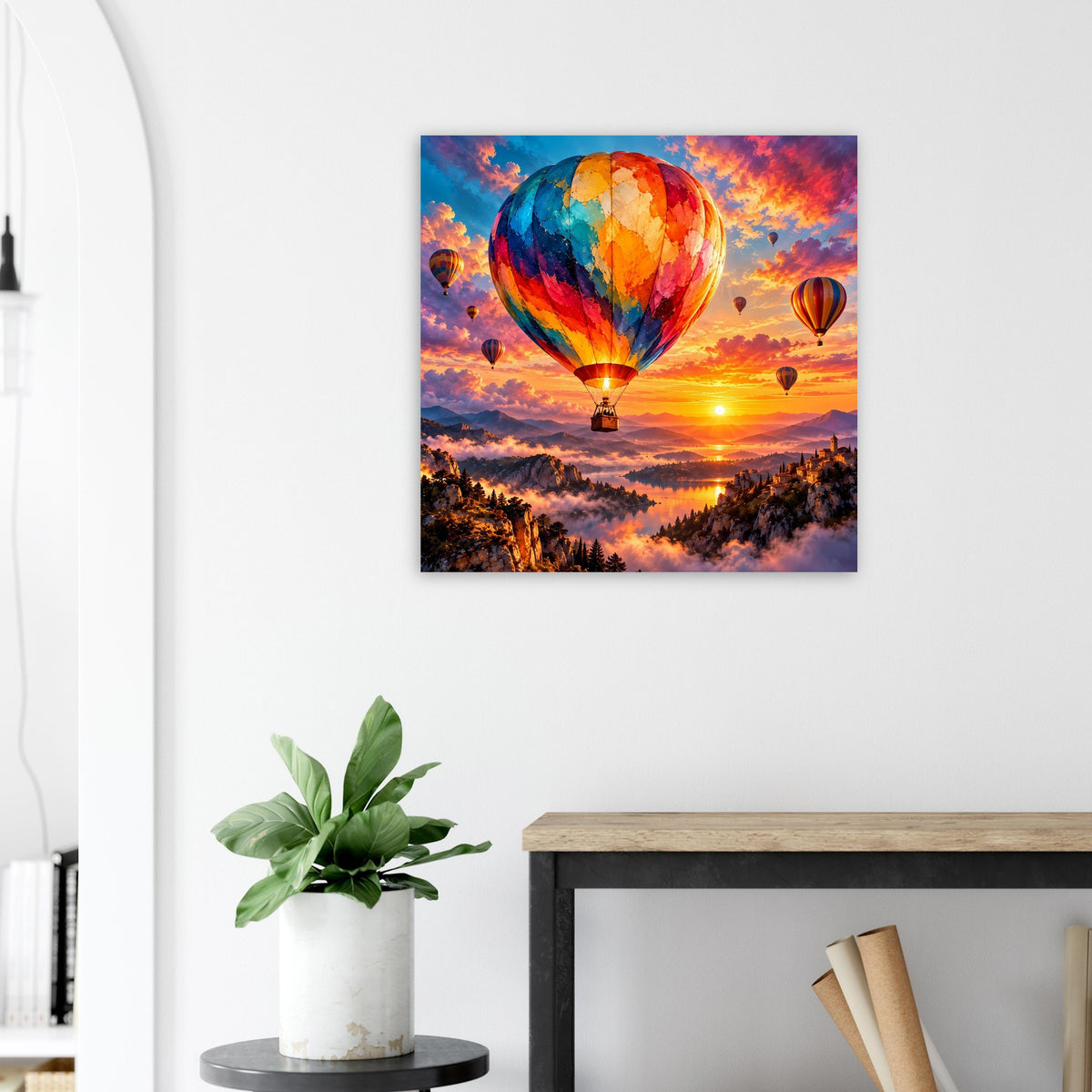 Quadratisches gerahmtes Poster mit Heißluftballon am Sonnenuntergang und bunten weiteren Ballons