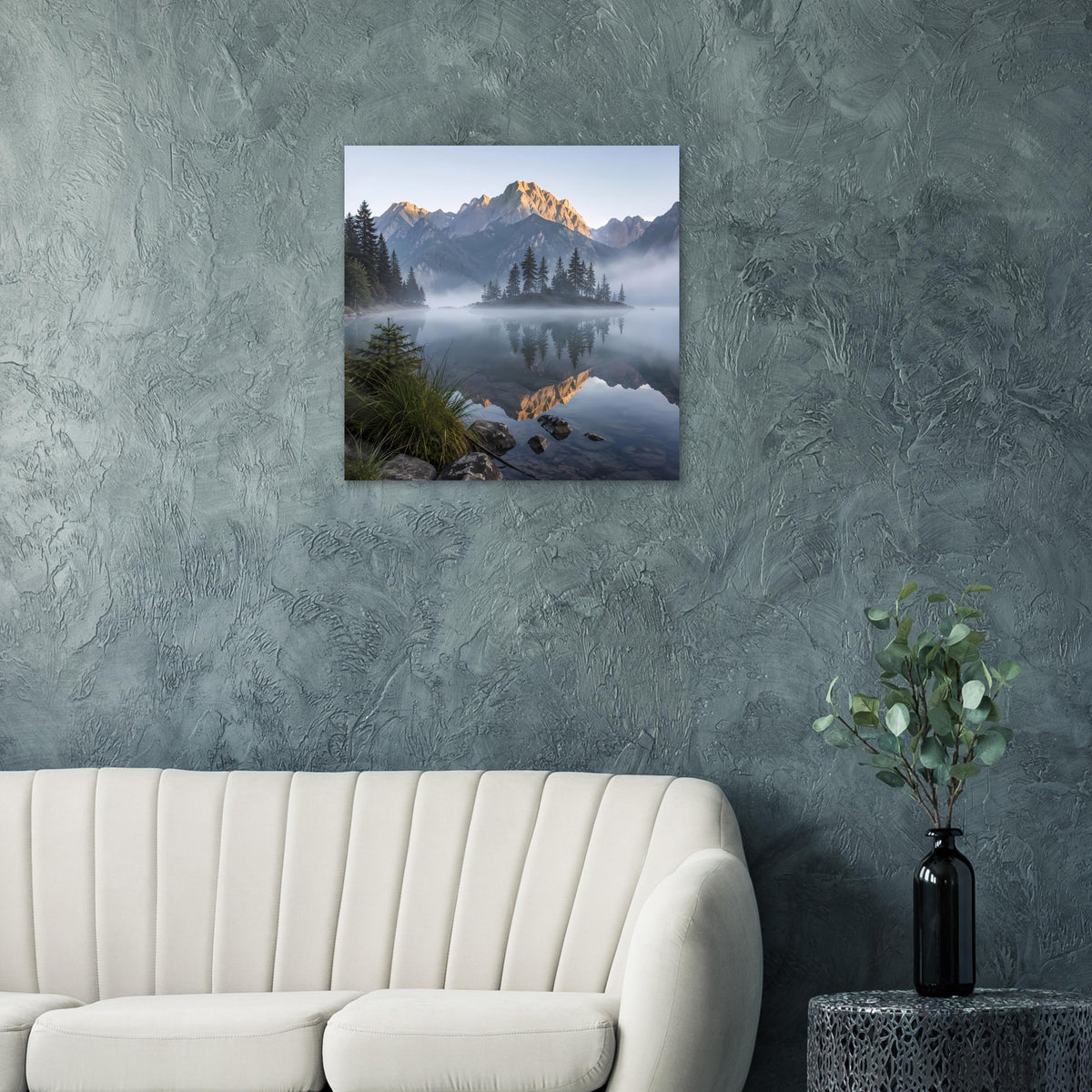 Quadratisches Poster mit Bergsee und Gipfelspiegelung im Morgennebel, Panorama-Detail