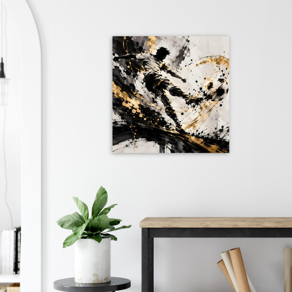 Poster mit abstraktem Fußballspieler in Schwarz-Weiß mit goldenen Akzenten