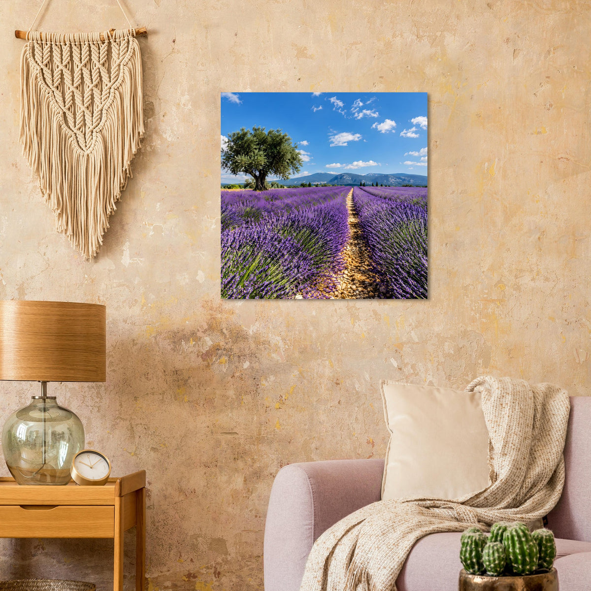 Quadratisches Lavendelfeld-Poster mit violetten Blütenreihen und beleuchtetem Weg