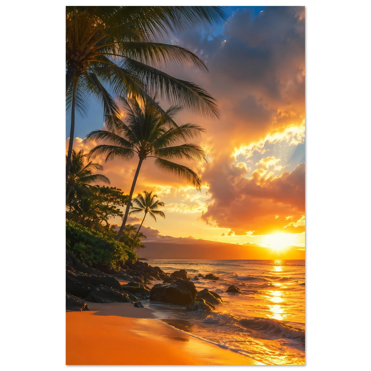 Strandposter mit Palmen auf tropischer Küste und Sonne am Horizont