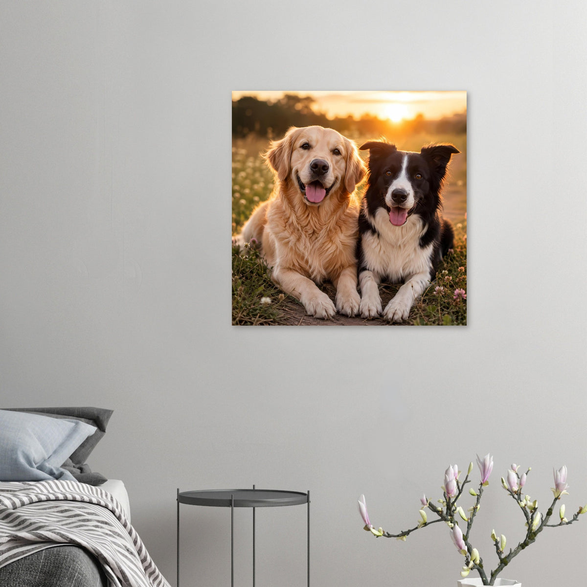 Kleines Poster mit zwei Hunden, golden und schwarz-weiß, nebeneinander sitzend